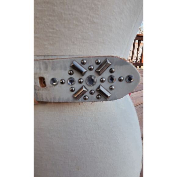 BKE Distressed White Leather Rhinestone Belt Sz S Antique Silver Western main image 4